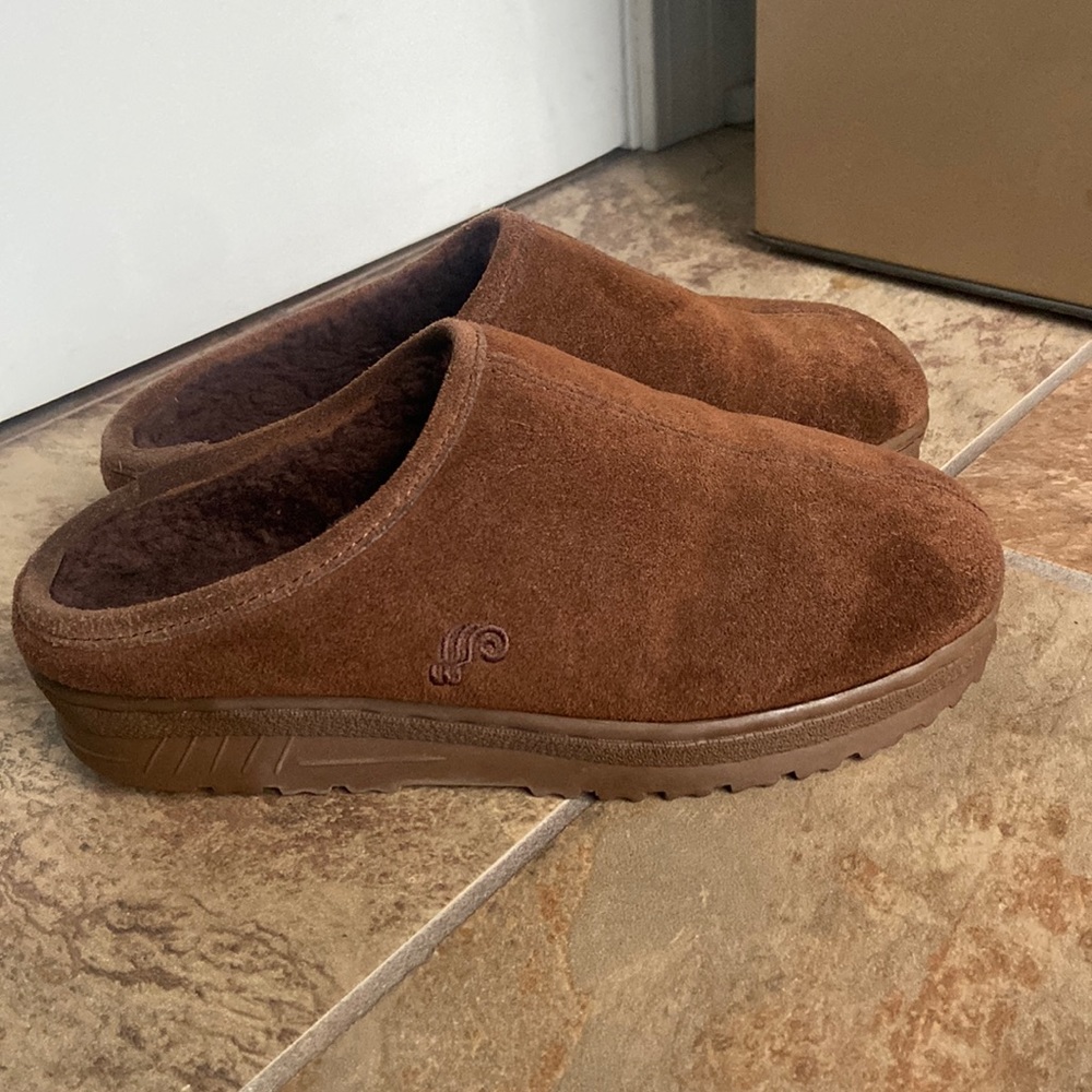 Brown Sherpa Lined Slippers size 6